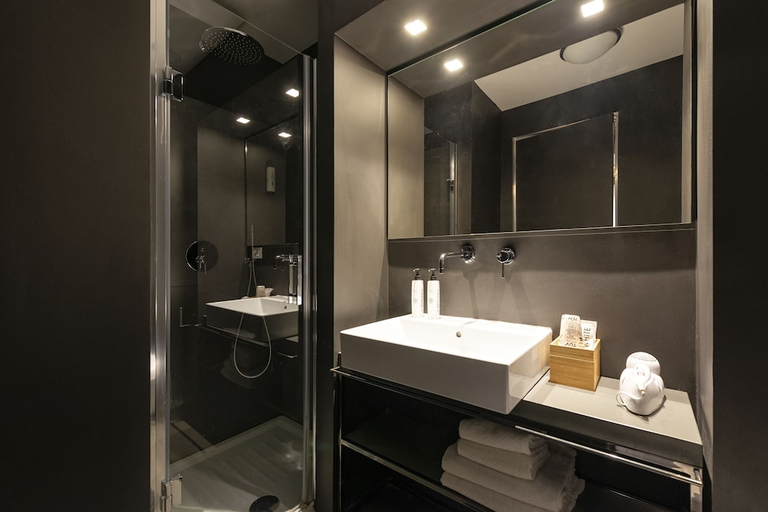 Bathroom 4, Coronari Palace, Rome
