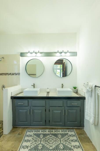 Bathroom, Ivy's Cove Beach Side Condo - Luxury Villa