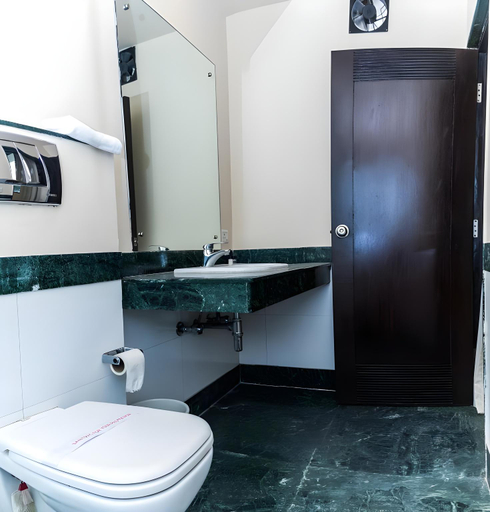 Bathroom 3, IKHAYA HOTEL, Delhi
