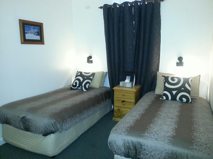Others 3, The Coachman Ski Lodge, Snowy River