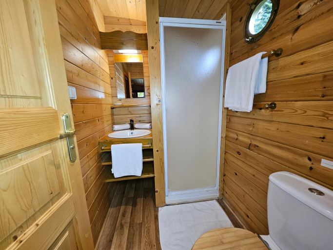 Bathroom, Roulottes du Petit Gouffre de Padirac, Lot
