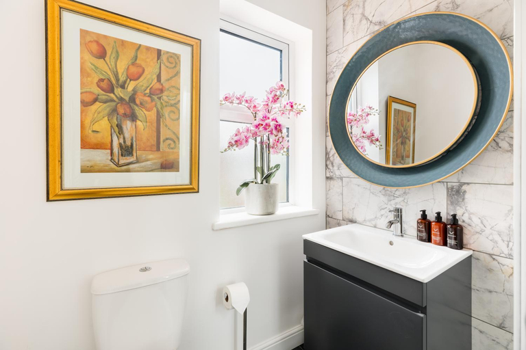 Bathroom 3, Queens Head Boutique Hotel Apartments, Gloucestershire