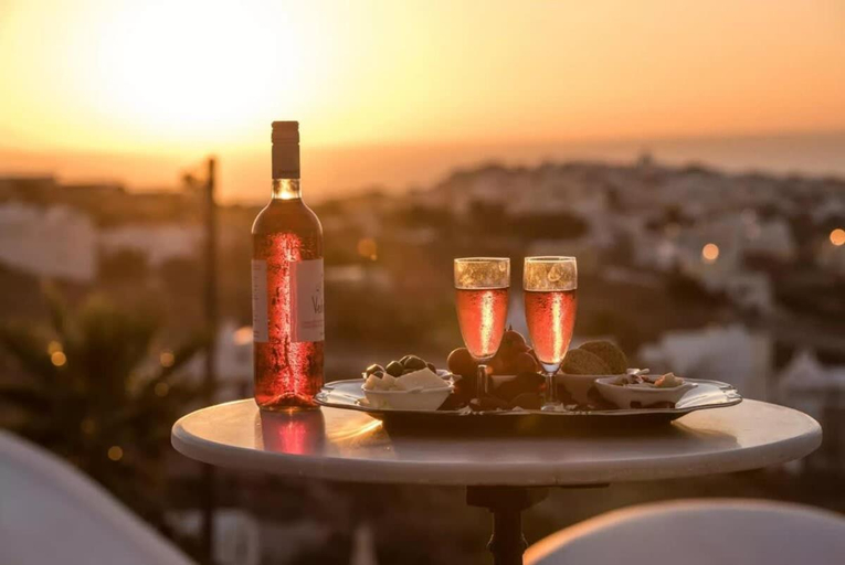 Food & Drinks 5, Wonderful 1BR Suite Near Oia Naval Museum, South Aegean