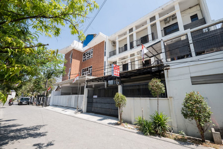 Exterior & Views 2, RedDoorz @ Graha 99 Simomulyo, Surabaya