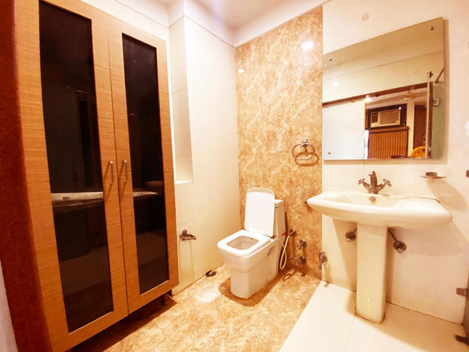 Bathroom 4, Hotel Baba Deluxe, Delhi