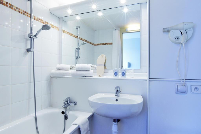 Bathroom 5, Kyriad Geneve - Saint-Genis-Pouilly, Ain
