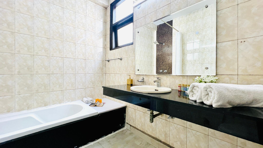 Bathroom 5, BluO Studio - Defence Colony - BathTub, Kitchen., Delhi