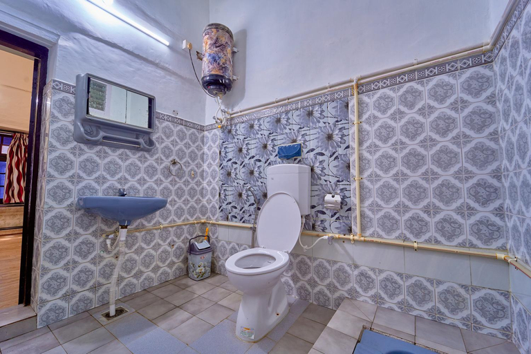 Bathroom 4, Taj Mahal Vintage Villa by VOYE HOMES, Dindigul