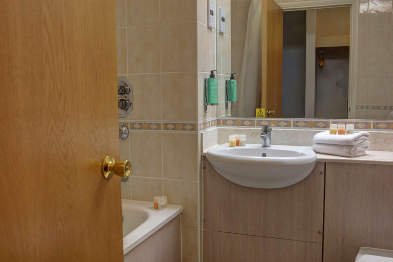 Bathroom, The Watermill Hotel, Sure Hotel Collection by Best, Hertfordshire