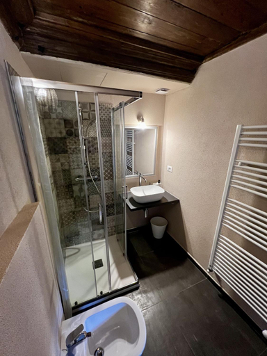 Shower, La casa sul fiume, Torino