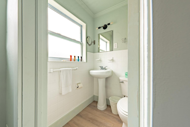 Bathroom 4, Tropical Breeze Vacation Rentals, Pinellas