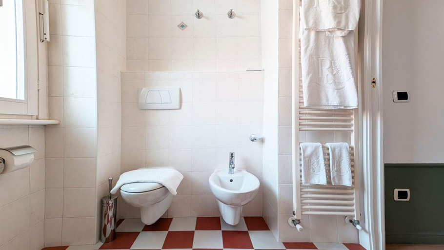 Bathroom 3, La Limonera, Como