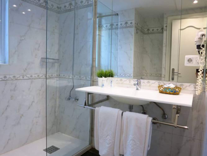 Bathroom 4, Hotel Catedral, Valladolid