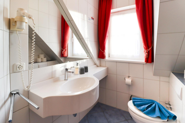 Bathroom, Aparthotel Leuchtfeuer, Vorpommern-Rügen