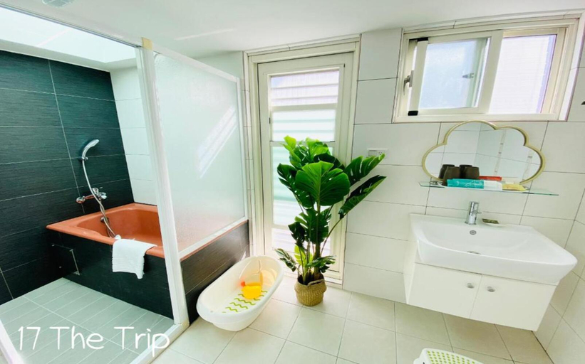 Bathroom 4, 17 The Trip, Tainan