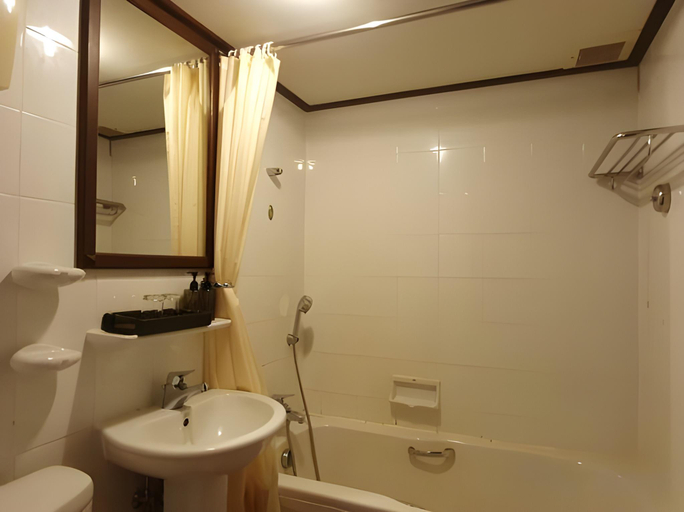 Bathroom 4, Isle Beach Resort, Mueang Krabi