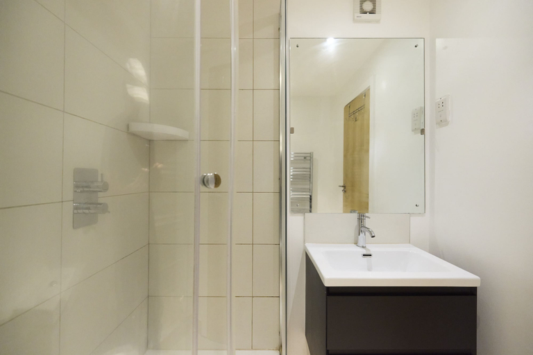 Bathroom 4, Southwest London Stay, London