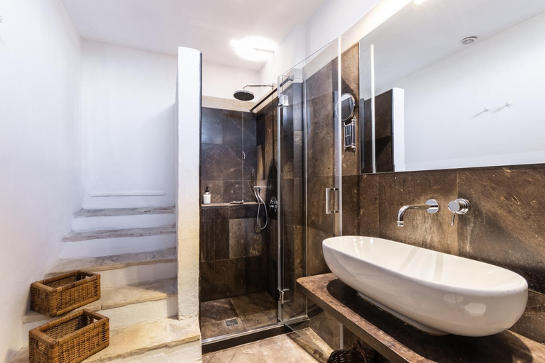 Bathroom 5, Masseria Costanza, Syracuse