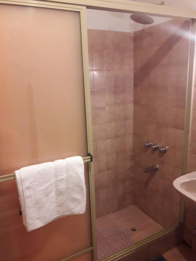 Bathroom 5, DCH Hostel Backpaquers, Concordia