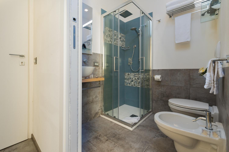Bathroom 2, B&B Reef and Dream, Trapani