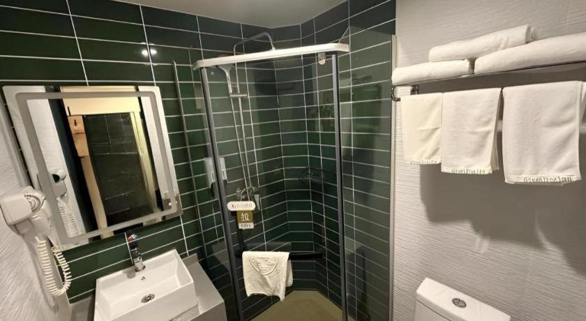 Bathroom 4, Green Tree Inn Beijing Xicheng District Dashilan E, Beijing