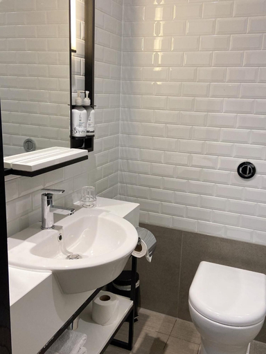 Bathroom 2, Aerotel London Heathrow T2 and T3, London