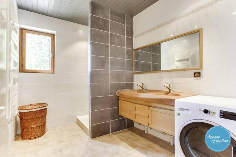 Bathroom, Bergerie Loft Apartment with Panoramic Lake, Haute-Savoie