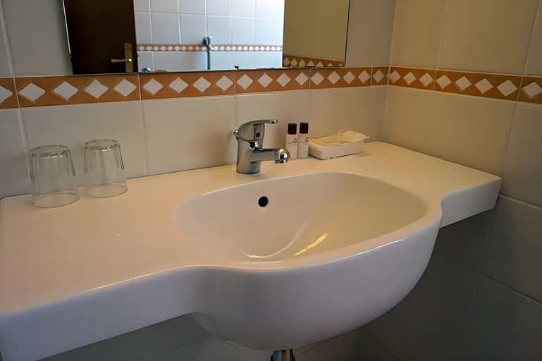 Bathroom 4, Hotel Europa, Palermo