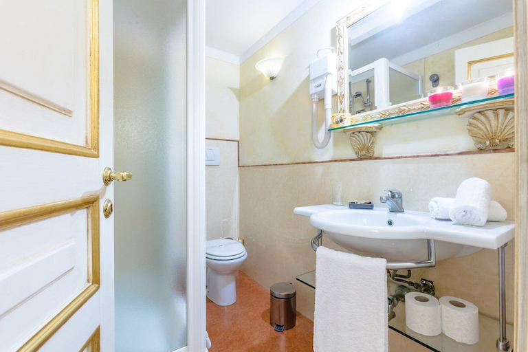 Bathroom 4, Medici, Florence