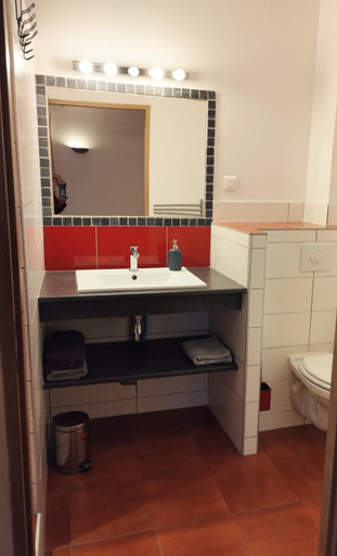 Bathroom 3, Les Studios de St Guilhem, Hérault