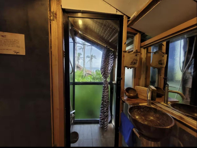 Bathroom 3, Tarzan's House, General Luna