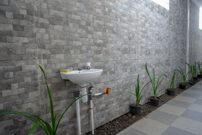 Bathroom 3, RedDoorz @ Jalan Majapahit Semarang, Semarang