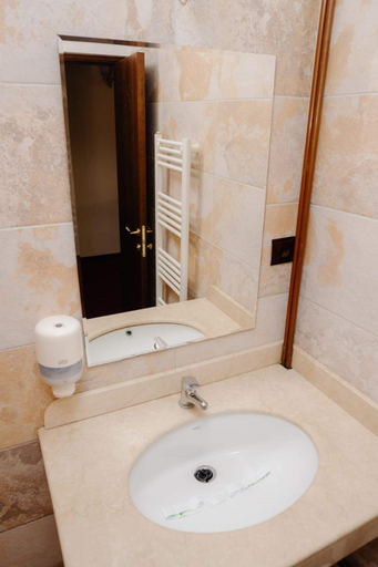 Bathroom, motel 2d, Cislau