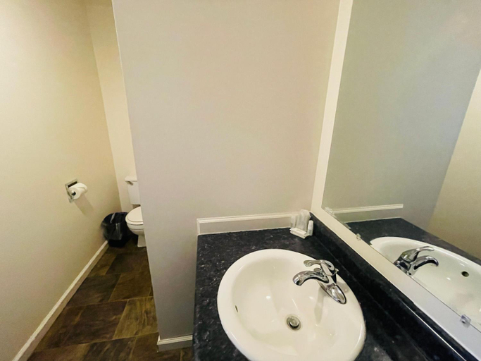 Bathroom 3, Big Red Inn, Cedar