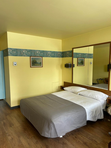 Bedroom 2, Motel R 100, Champlain