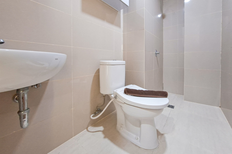 Bathroom 5, Comfy and Functional Studio at Apartment B Residence By Travelio, Tangerang Selatan
