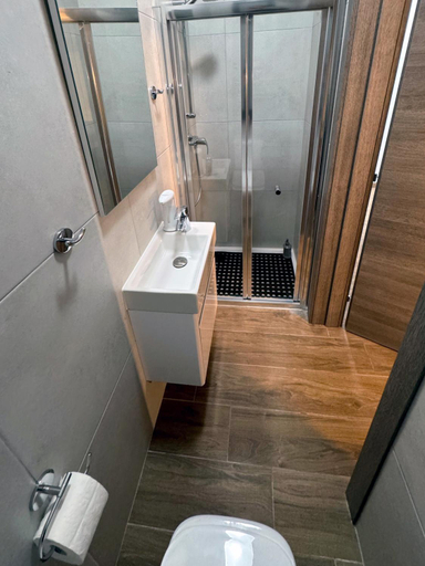 Bathroom 2, Mini Studios in Central Victoria