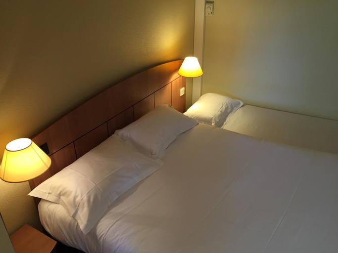 Bedroom 4, Kyriad Geneve - Saint-Genis-Pouilly, Ain
