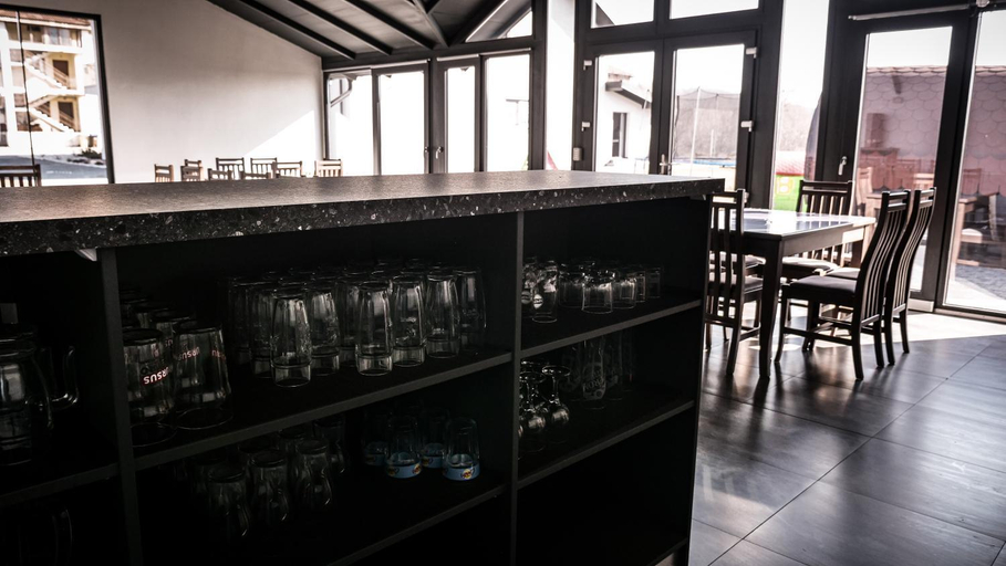 Food & Drinks 4, Casa Ambientt, Albestii Pamanteni