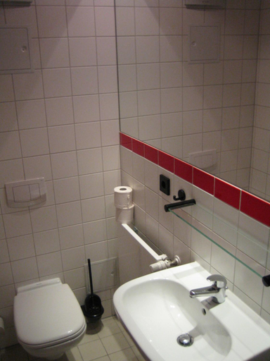 Bathroom 3, Youth Hostel Berlin International, Berlin