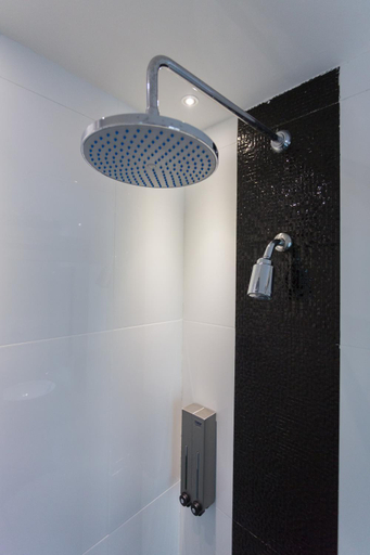 Bathroom 4, Riverside Hotel, Mueang Krabi