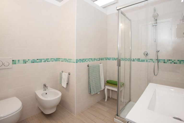 Bathroom 2, Affittacamere LE RONDINI, Cagliari