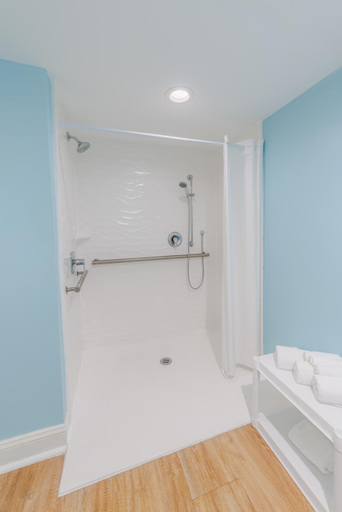 Bathroom 2, Dunes Inn & Suites, Chatham
