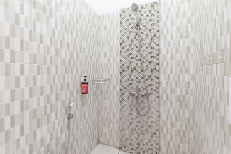 Bathroom 2, RedDoorz Plus @ Tuparev Cirebon 2, Cirebon