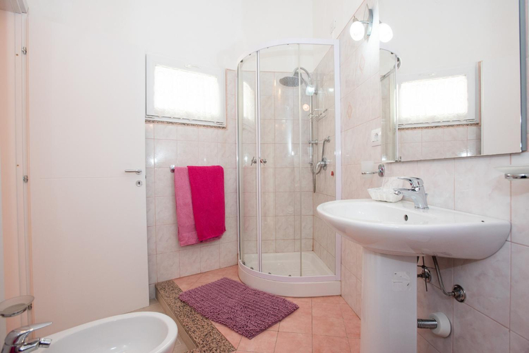Bathroom 2, Affittacamere LE RONDINI, Cagliari