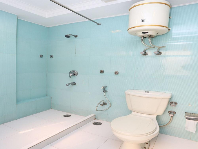 Bathroom 4, Hotel Atithi, Delhi