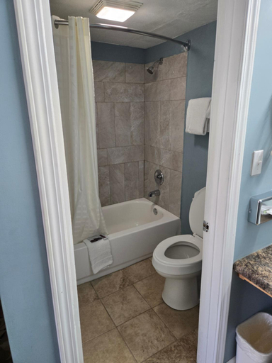 Bathroom 2, Plaza Inn Springfield, Greene