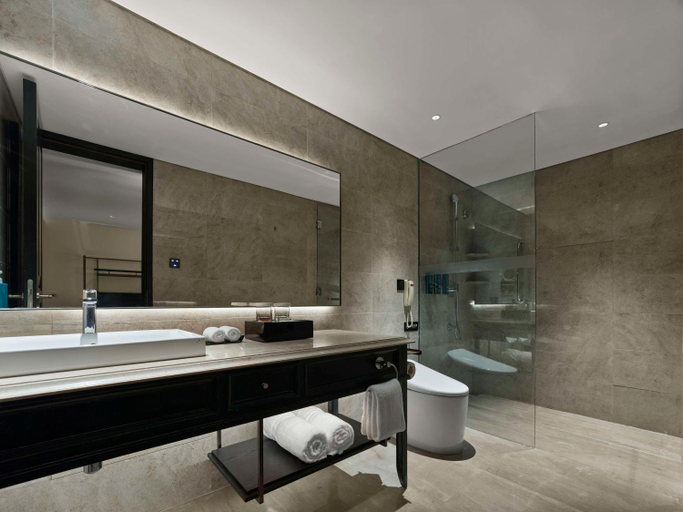 Bathroom 2, DoubleTree by Hilton Weihai, Weihai