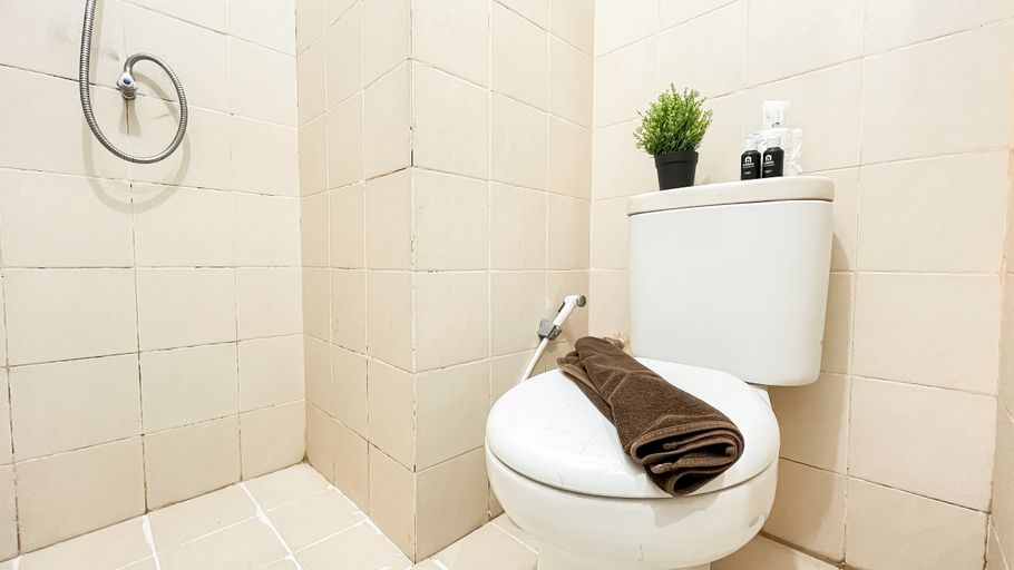 Bathroom 5, Simple Space Studio at Belmont Residence Puri Apartment By Travelio, Jakarta Barat