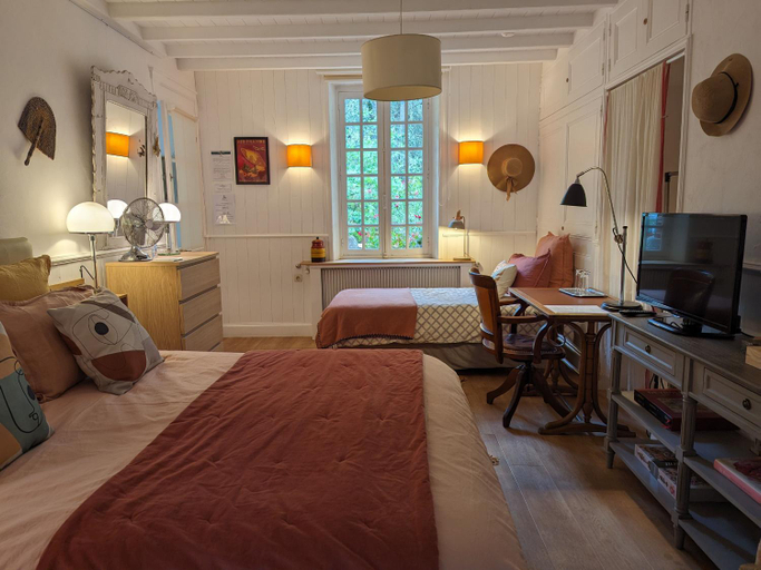Bedroom 3, Chambre spacieuse, entree privee, animaux admis, WiFi - FR-1-590-513, Loiret